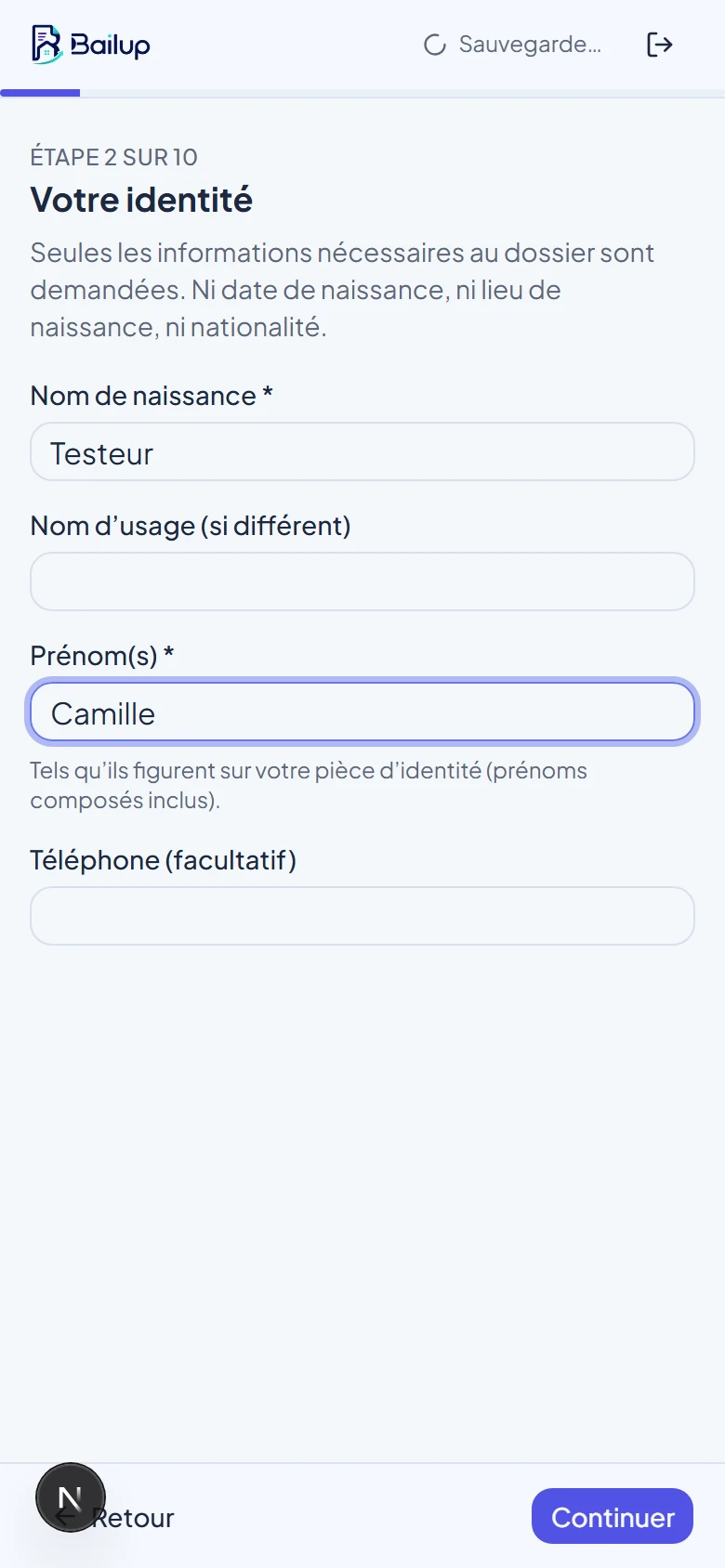 Étape Votre identité du dossier candidat sur mobile, avec l'indicateur « Enregistré à » dans l'en-tête